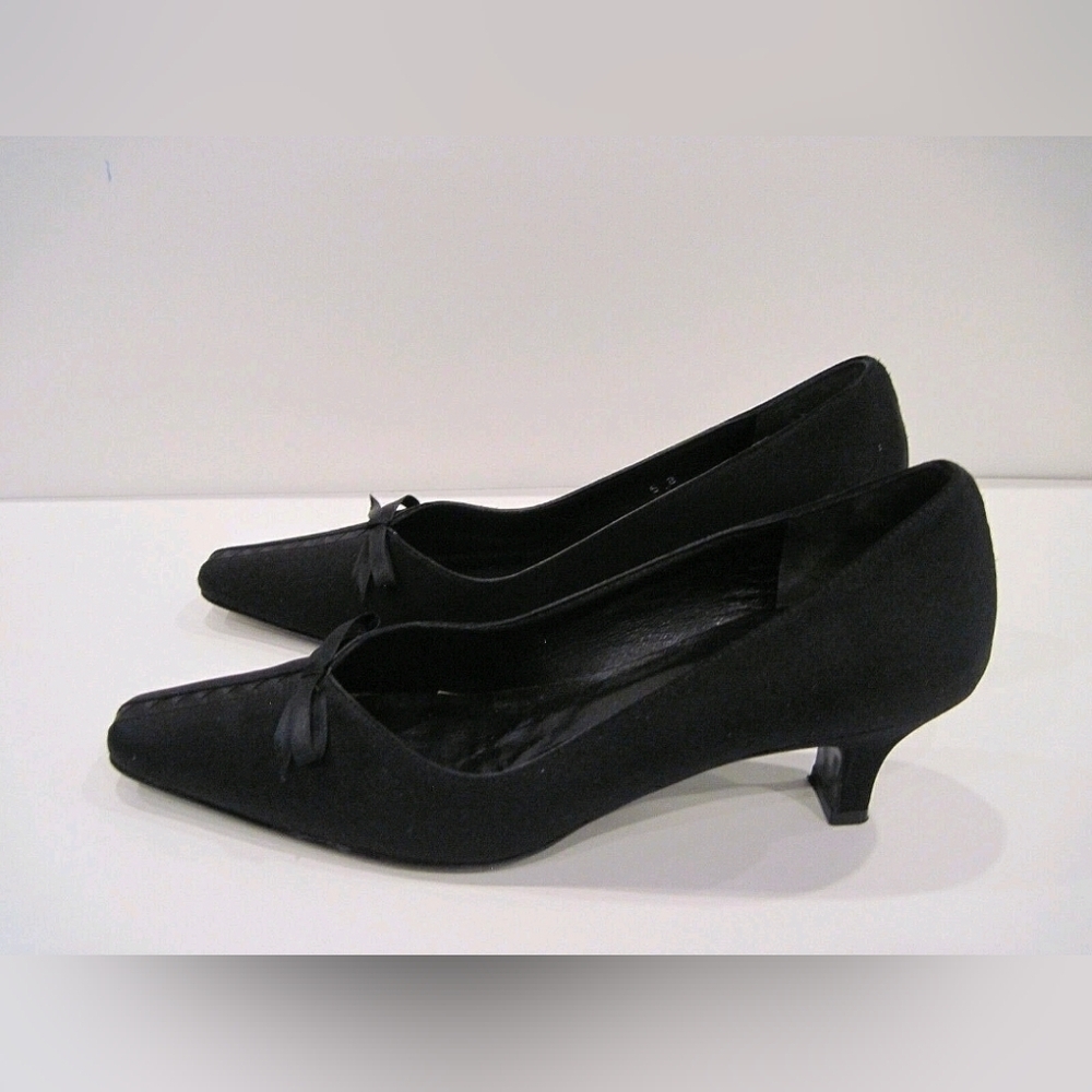 Amalfi by Rangoni Black Satin Patent Leather Pump Bow Accent Kitten Heels Size 8 - Picture 2 of 4